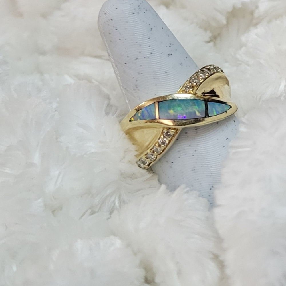 Elegant 14K Yellow Gold Diamond & Inlaid Opal Ring